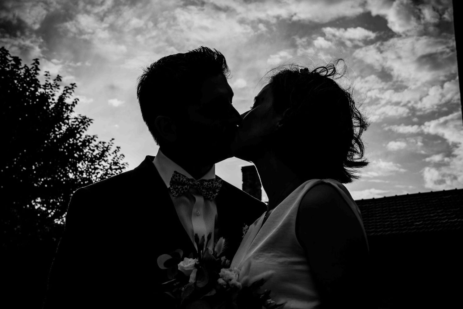 couple de mariés à contre jour en noir et blanc