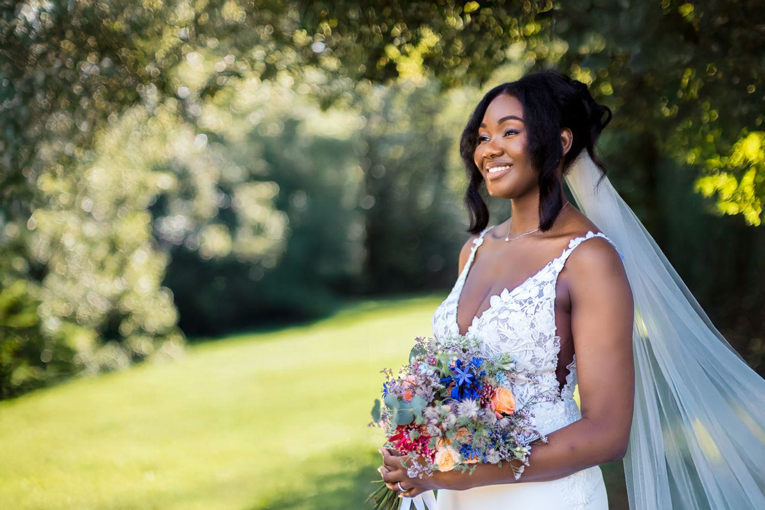 portrait mariée dans un parc verdoyant bouquet à la main