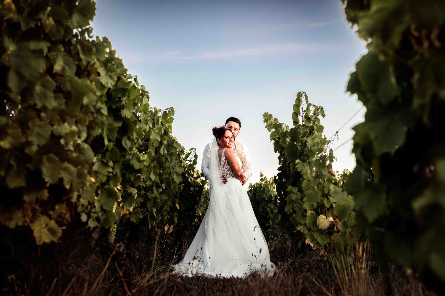 couple de mariés dans les vignes