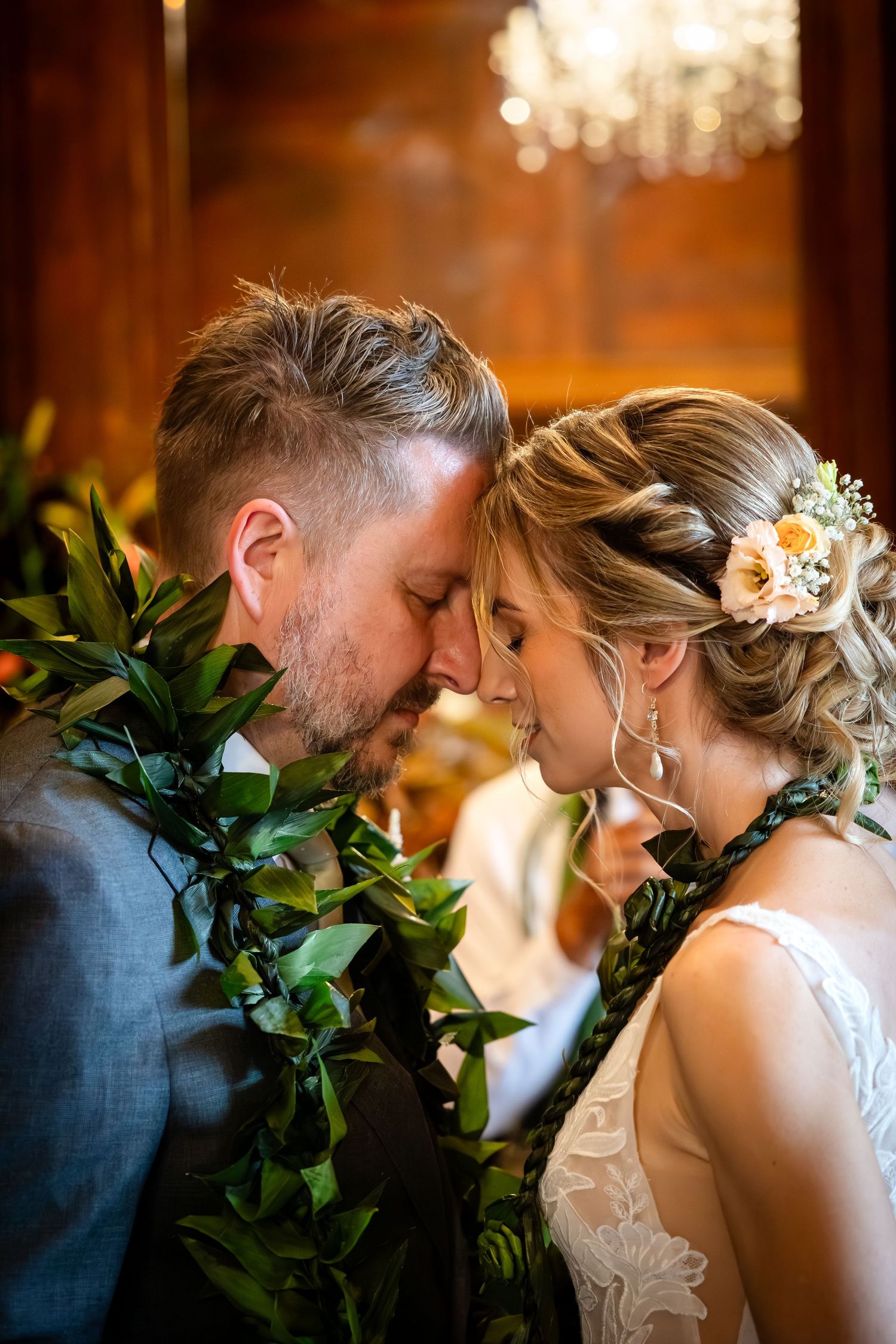 couple de mariés cérémonie tahitienne de mariage au chateau chapeau cornu