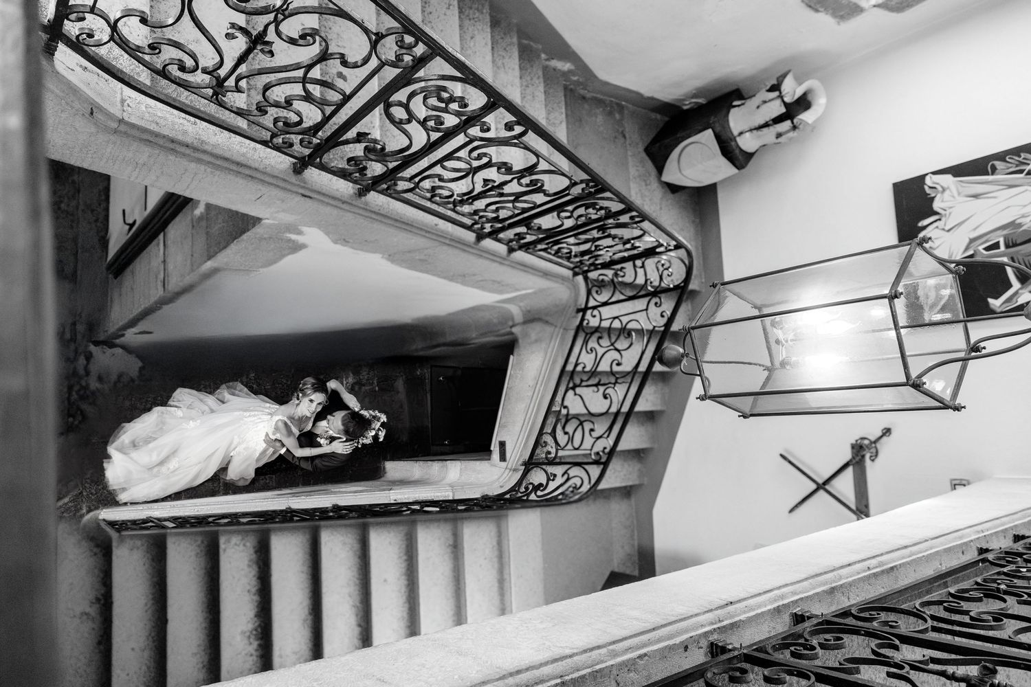 couple de mariée photo plongeante escalier château chapeau cornu