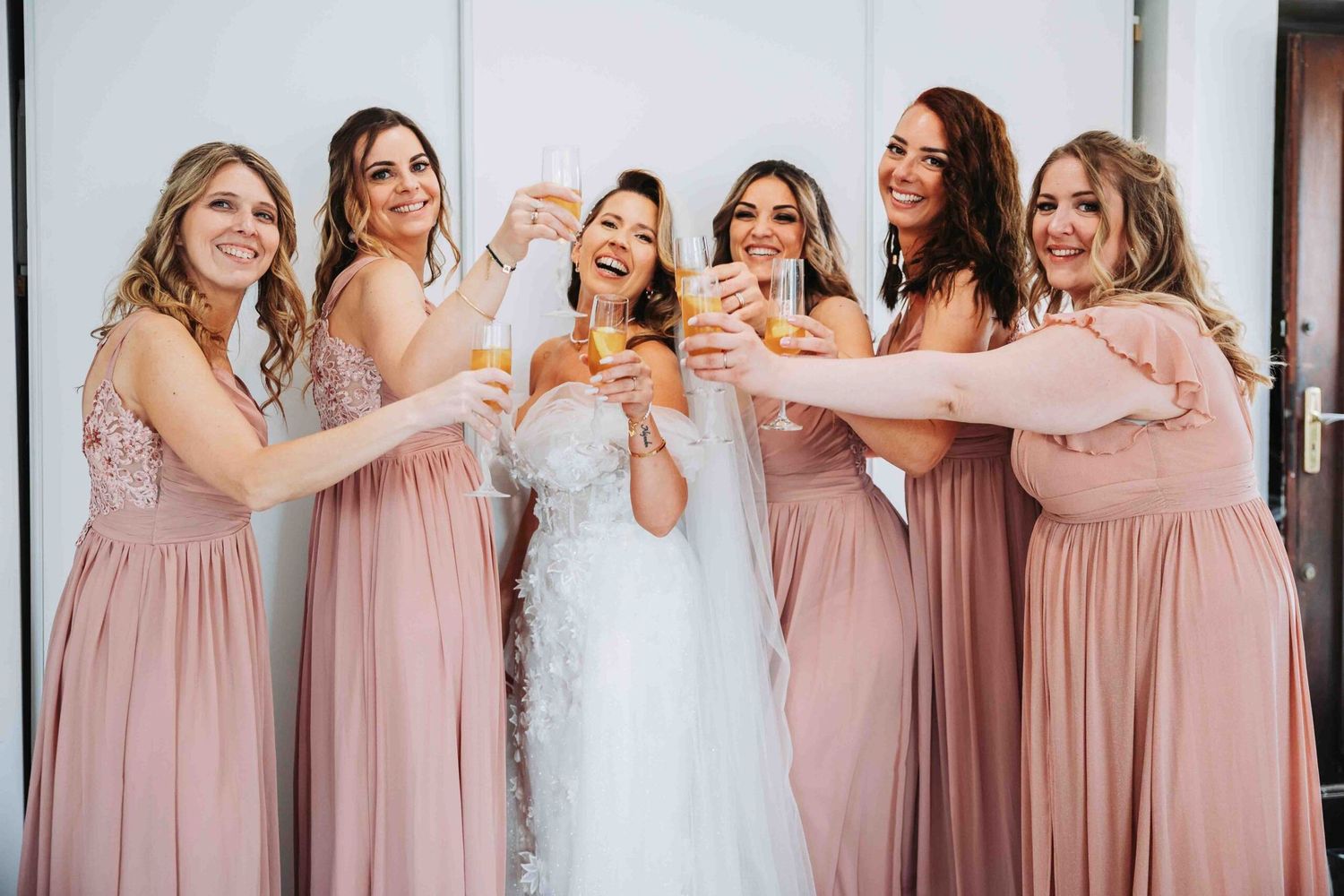 mariée qui trinque avec ses demoiselles d'honneur