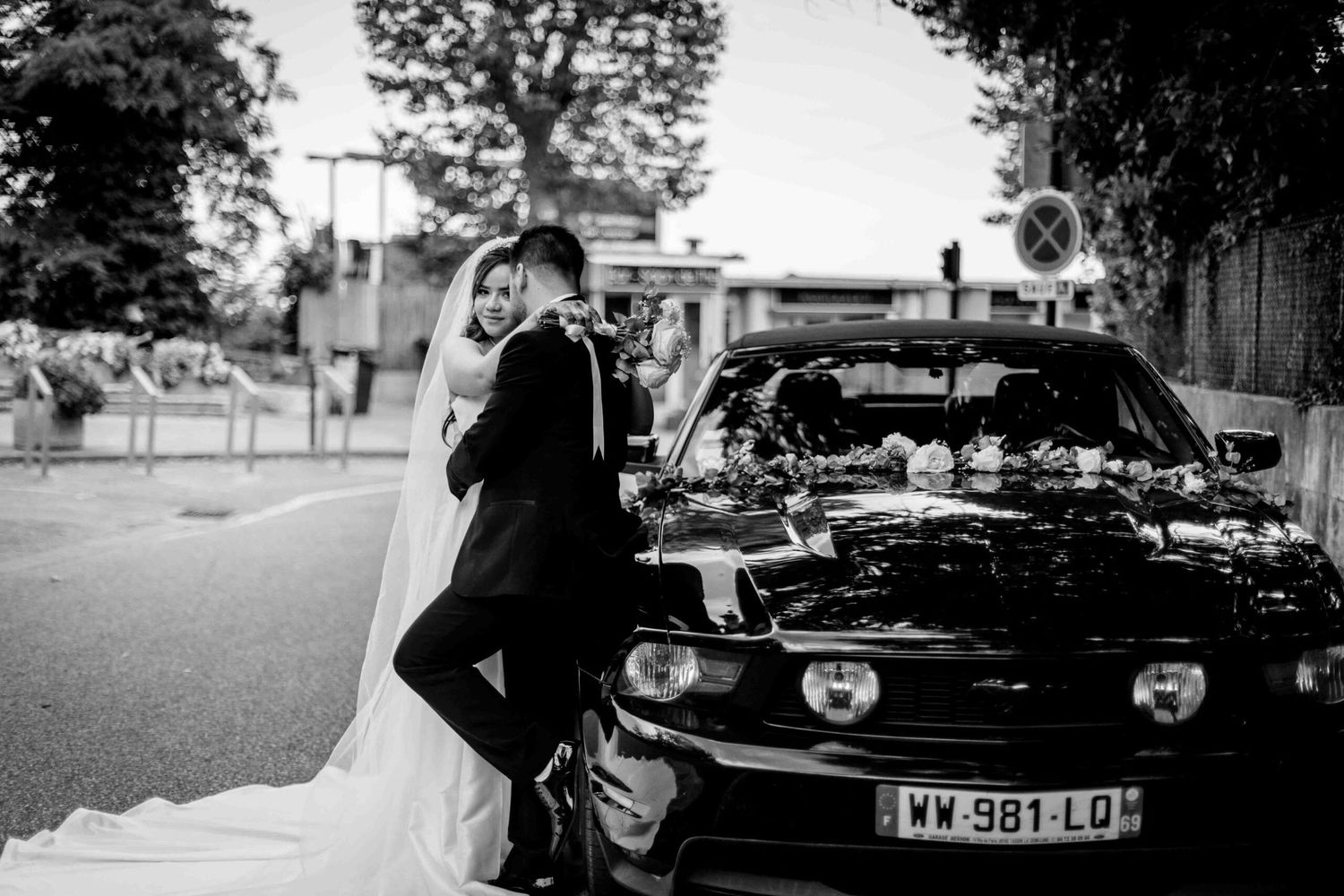 couple de mariés debout la voiture