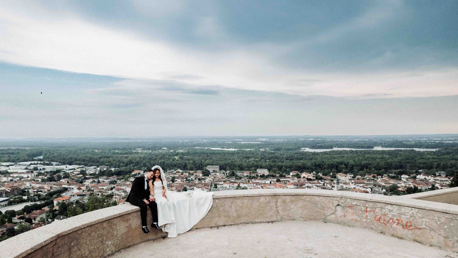 couple de mariés avec une vue panoramique à la madonne de rillieux
