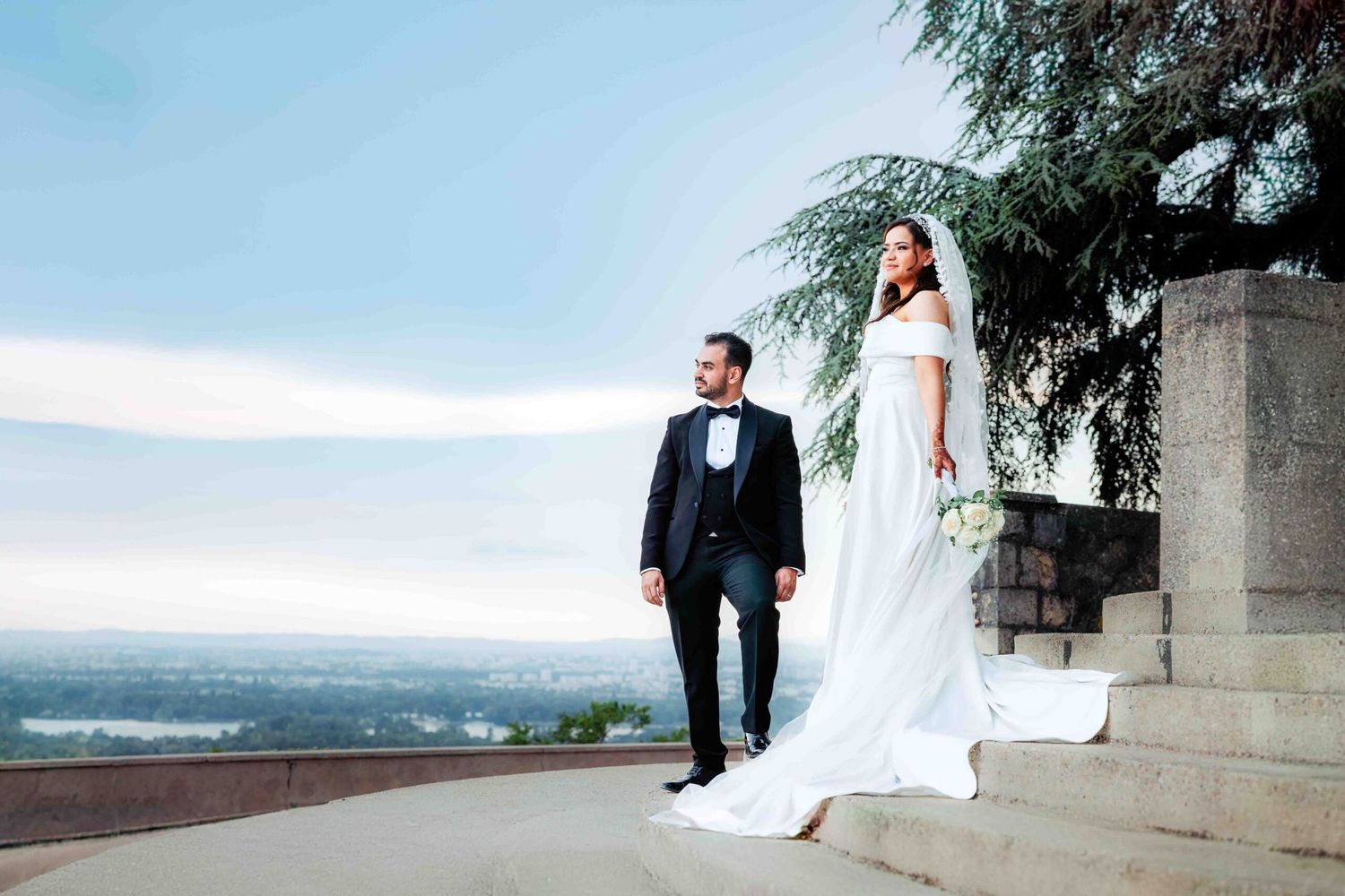 couple de mariés avec une vue panoramique à la madonne de rillieux