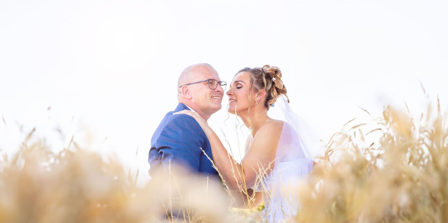 couples de mariés dans un champ de blé