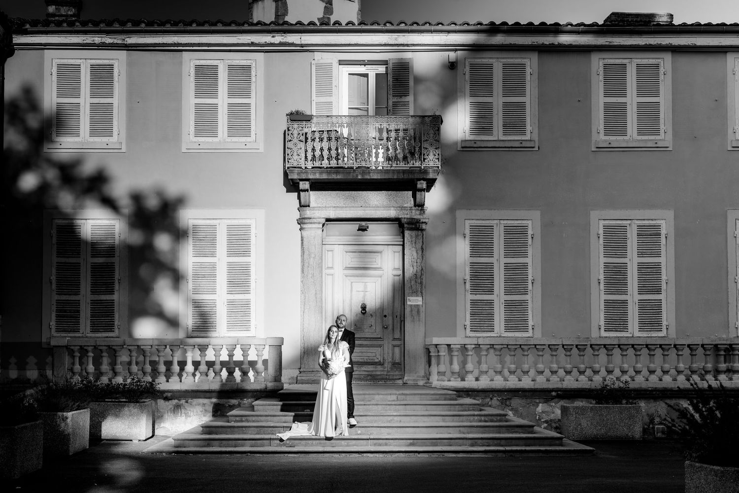couple de mariés devant une balle façade maison bellefort à vourles