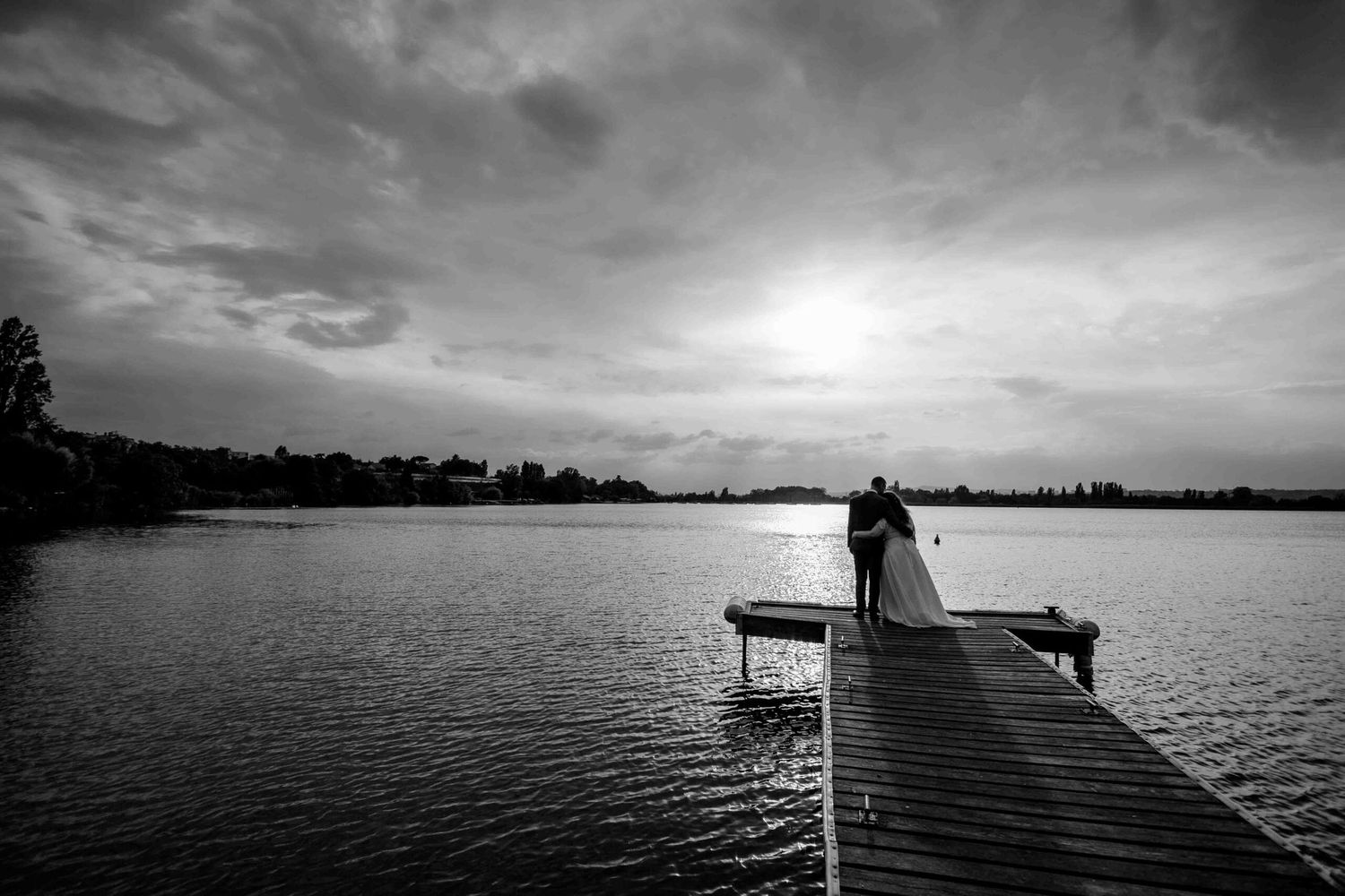 couple de mariés en noir et blanc sur le ponton du grand large meyzieu