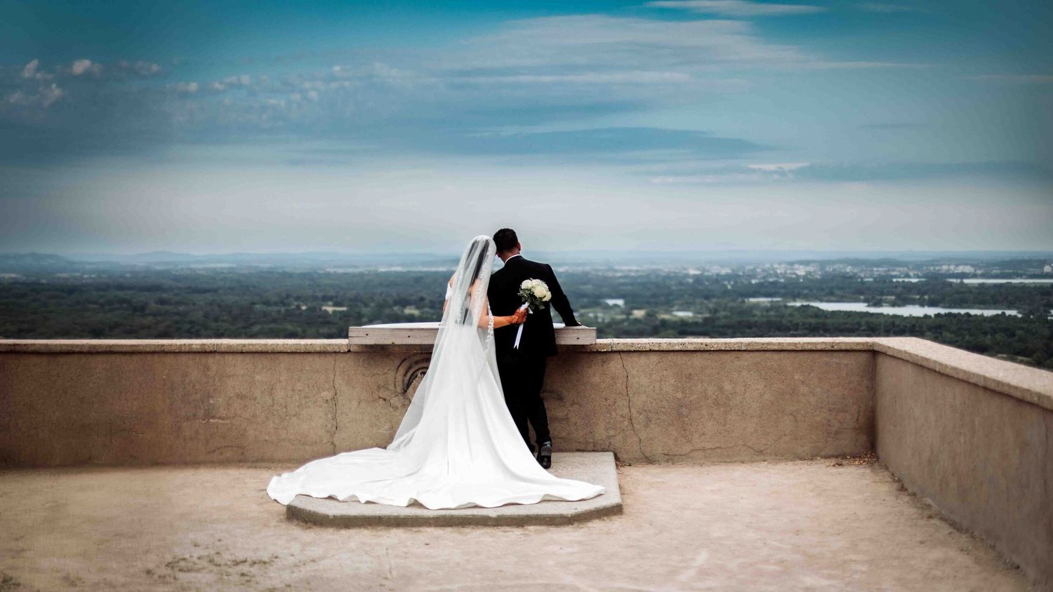 couple de mariés avec une vue panoramique à la madonne de rillieux