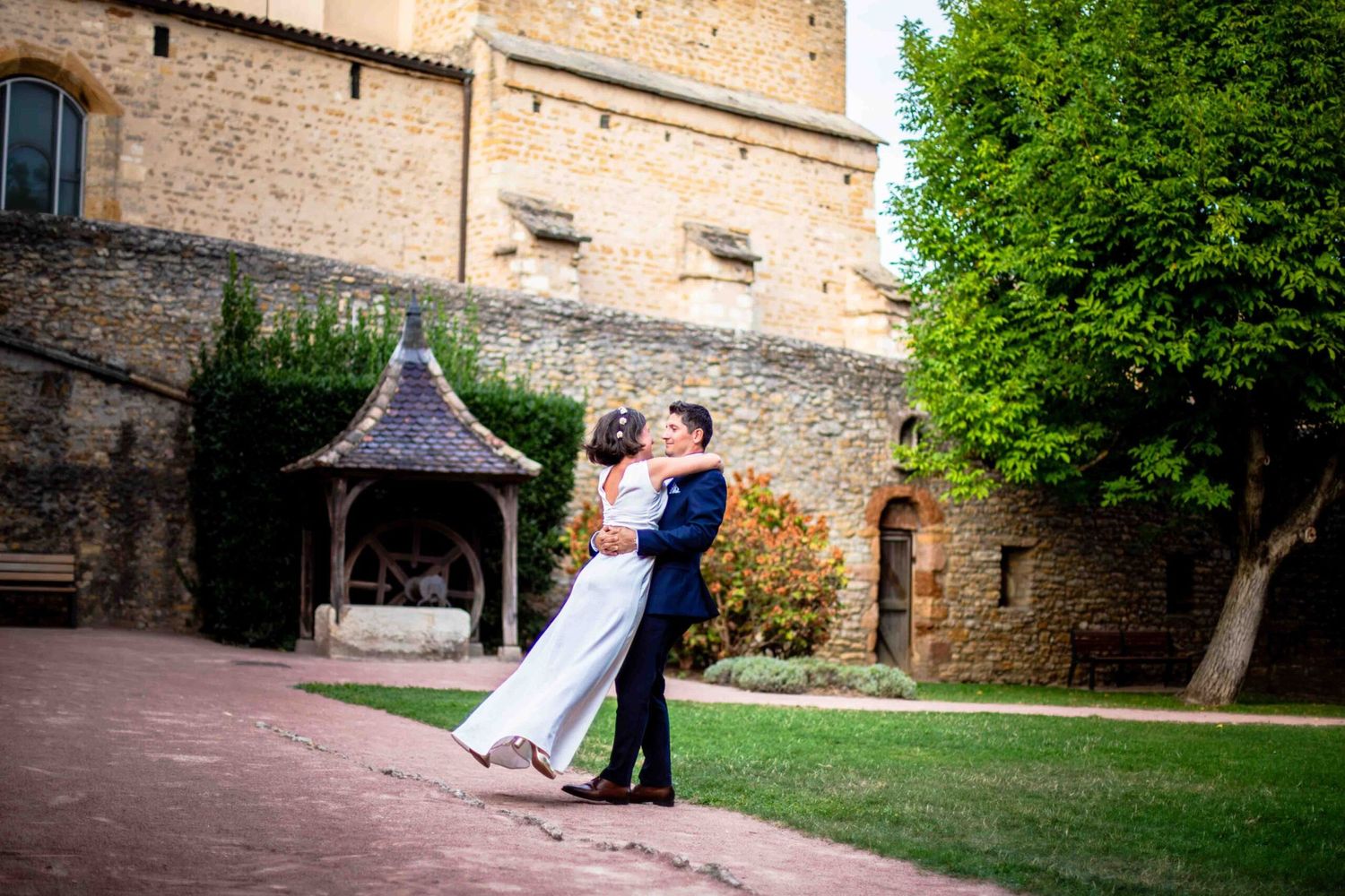 couple de mariés, le marié porte la mariée et la fait tourner