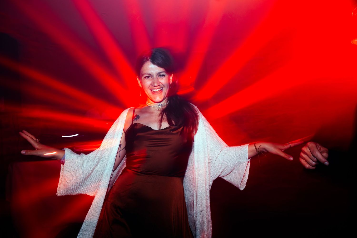 femme sur la piste de danse lumière rouge