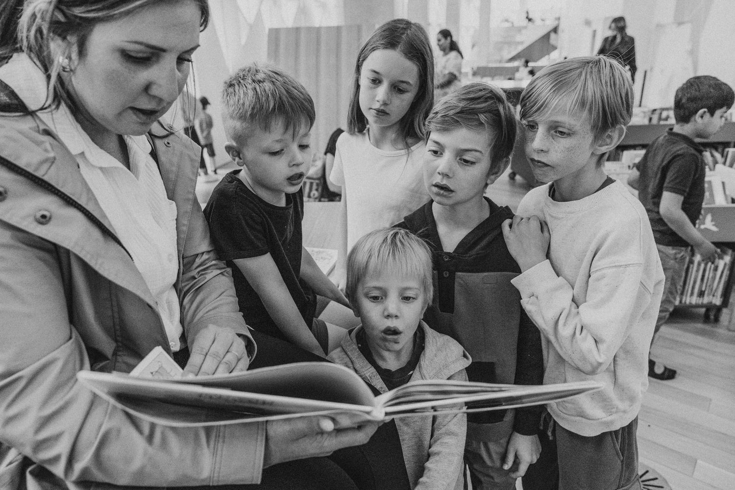 Mom reading to kids in a Calgary family photography session at the Central Calgary Public Library.
