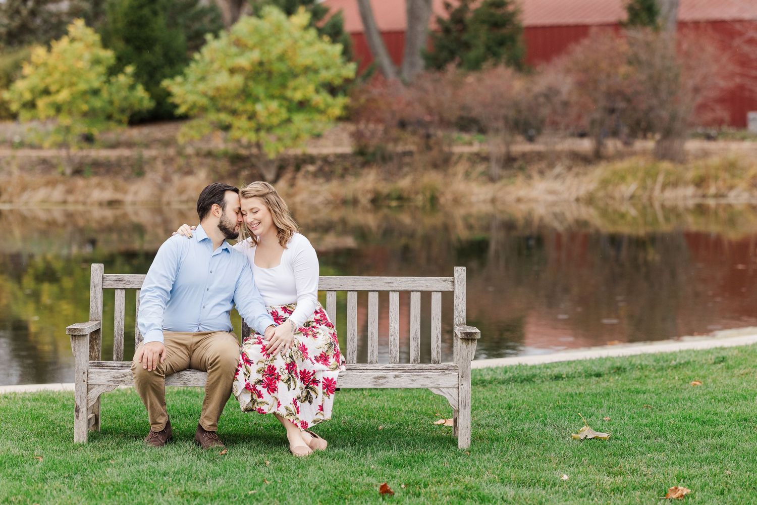 Couple on a bench at Cantigny Park in Wheaton, IL