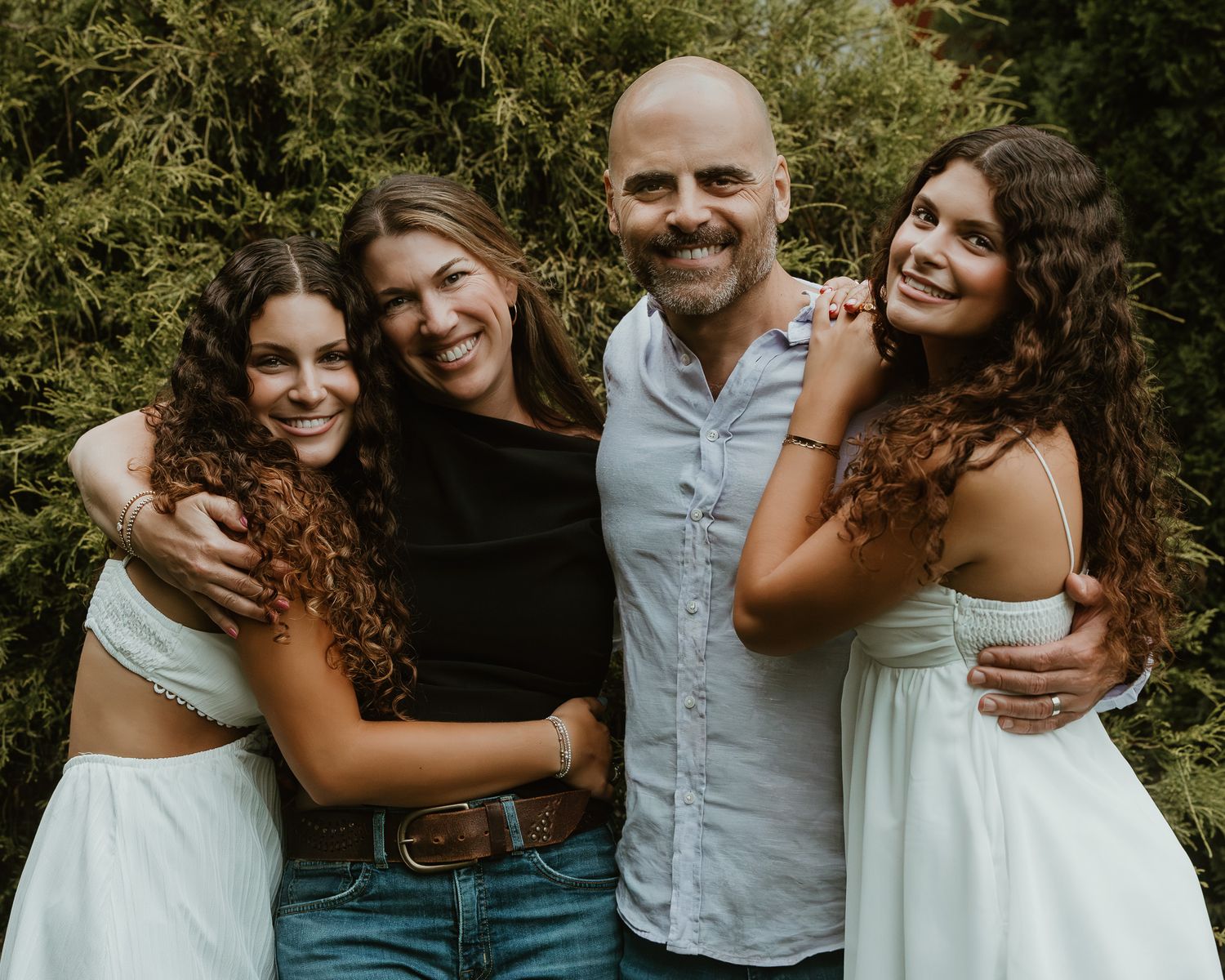 Twin sisters with their parents during a senior portrait session in Durham, Connecticut