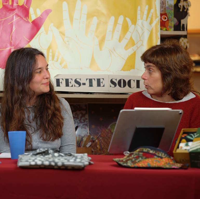 Dos chicas dialogando de manera casual en un pódcast de Palma