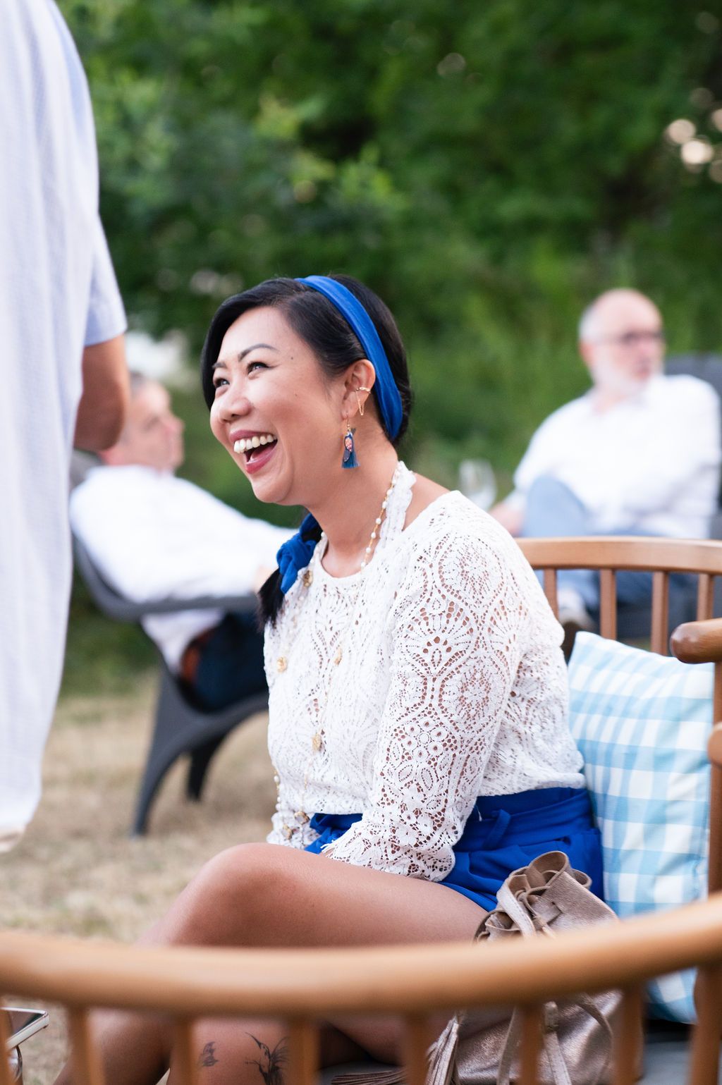 Une invitée éclate de rire en terrasse, ambiance détendue entre les dirigeants de la région Centre-Val de Loire.