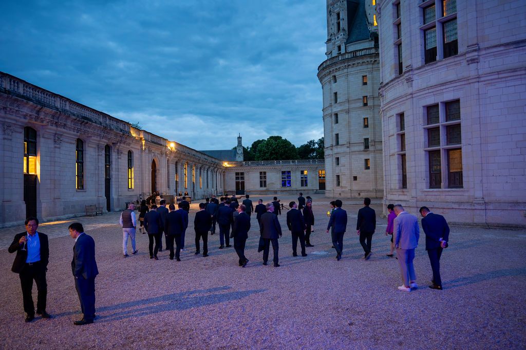 Arrivée des invités dans la cour du château de Chambord à la tombée de la nuit pour le gala.