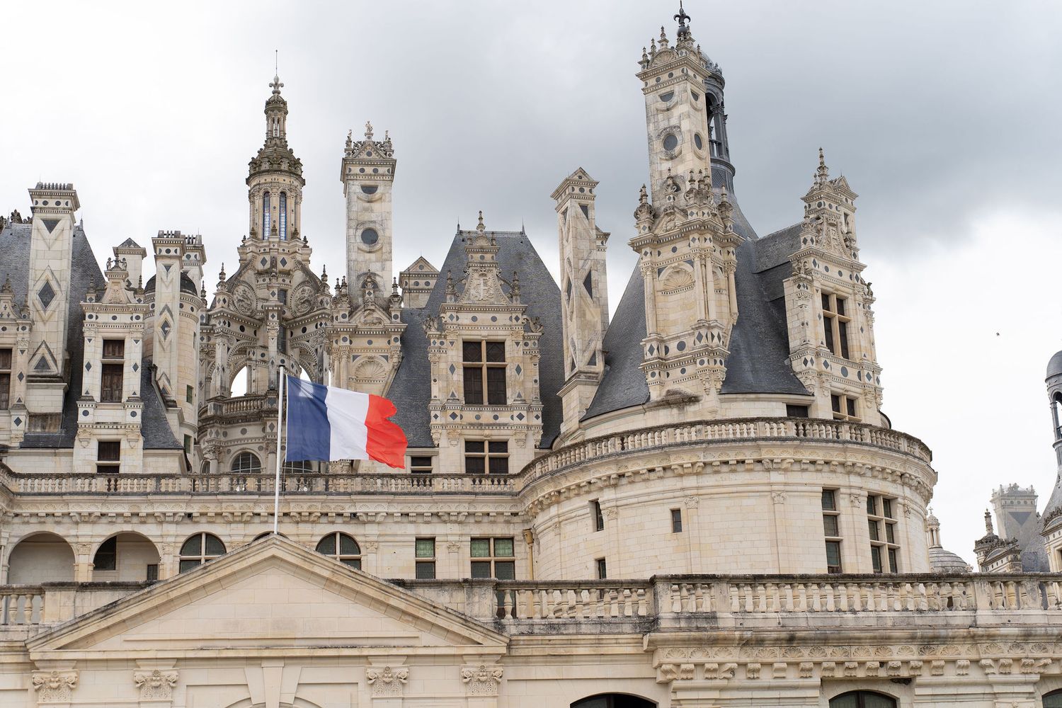 Drapeau français devant le château de  Chambord ; lieu patrimonial pour événements d’entreprise en Centre‑Val  de  Loire