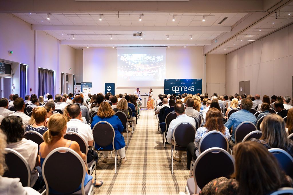 Vue d’ensemble d’une salle comble de chefs d’entreprise réunis pour une conférence à l’hôtel Mercure Ardon.