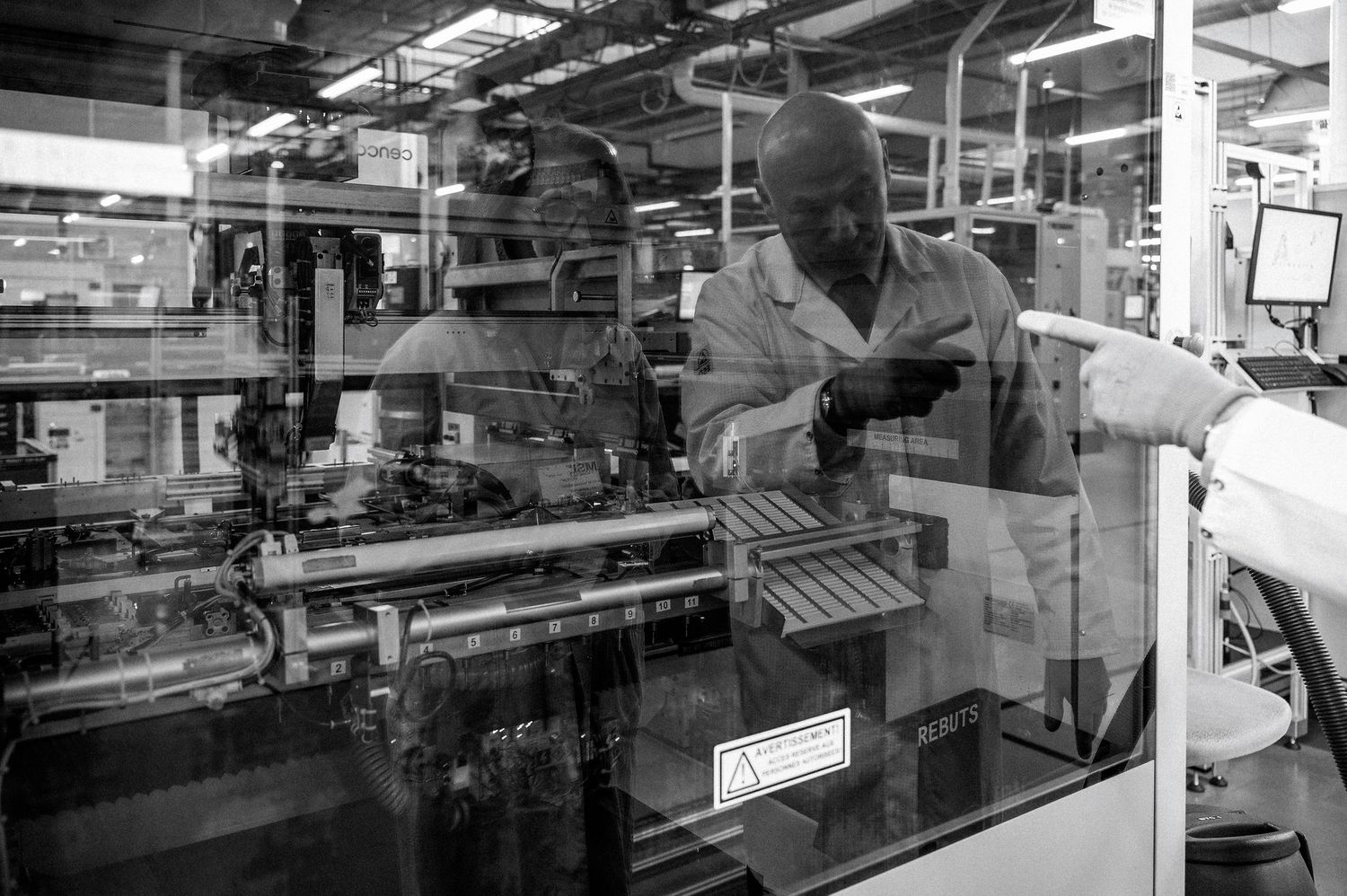Photographe documentaire : ingénieurs supervisant une ligne en entreprise industrielle Centre‑Val de Loire ; image corporate pretium