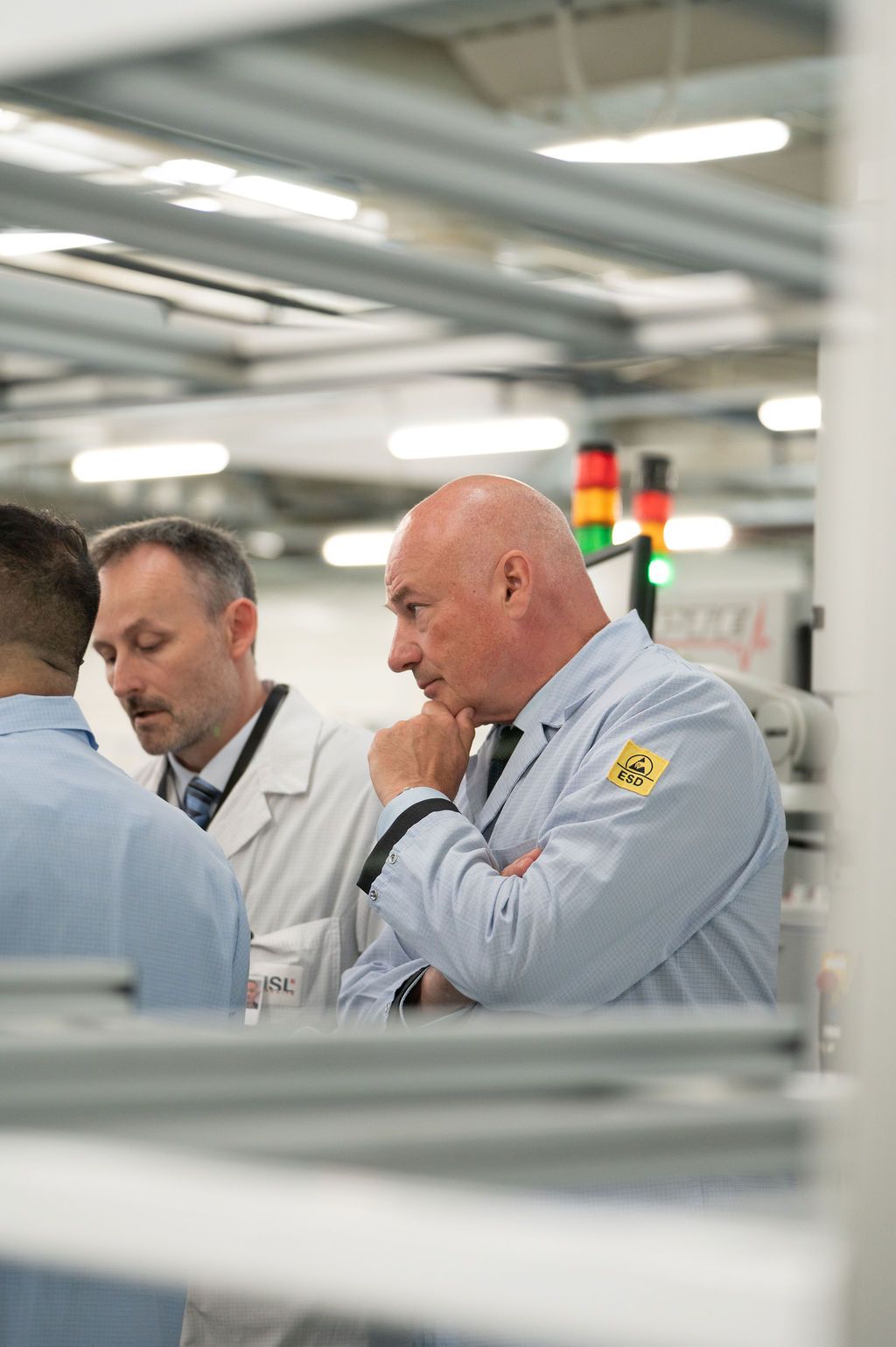 Asset presse : comité exécutif analysant prototype PCB — reflète leadership technologique français, industrie Centre‑Val  de  Loire