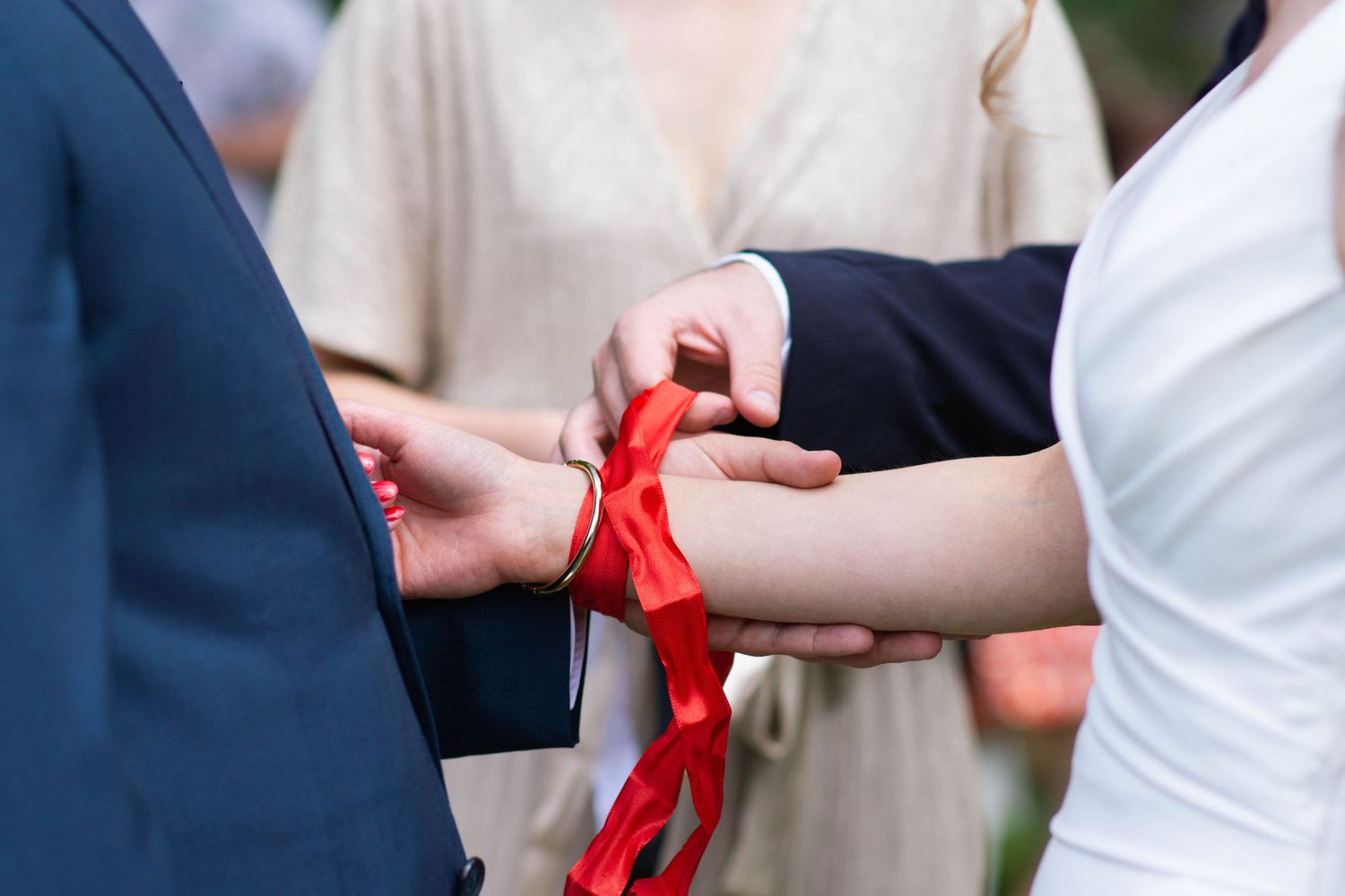 Rituel de mariage avec ruban rouge symbolisant l’union – Photographe en Centre-Val de Loire