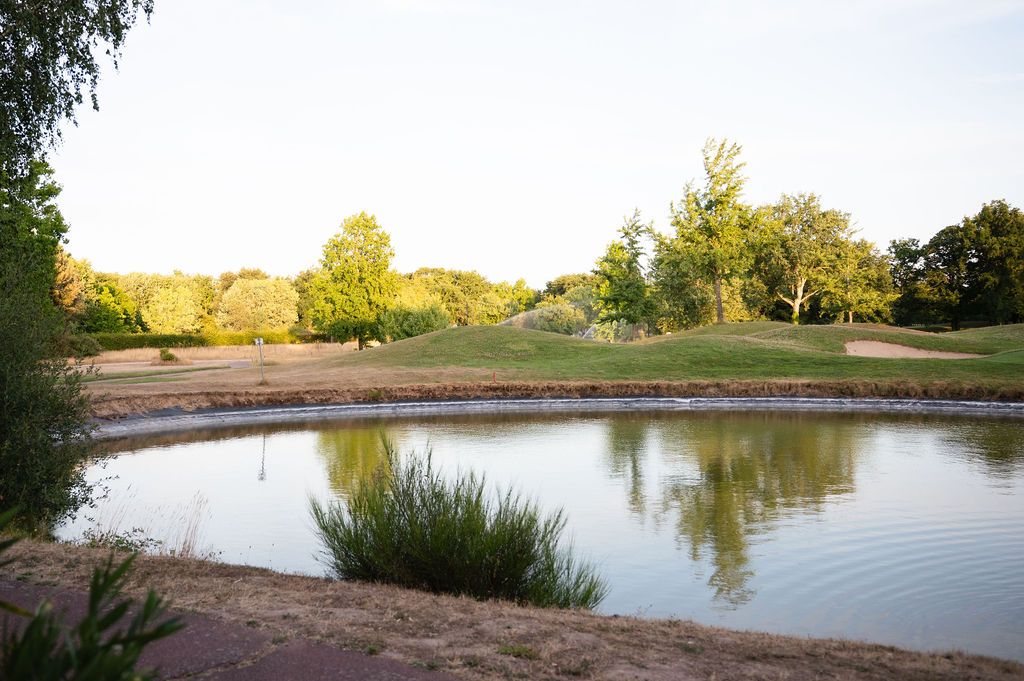 Le parc arboré et l’étang de l’hôtel Mercure Ardon offrent un décor naturel pour un événement d’affaires serein.