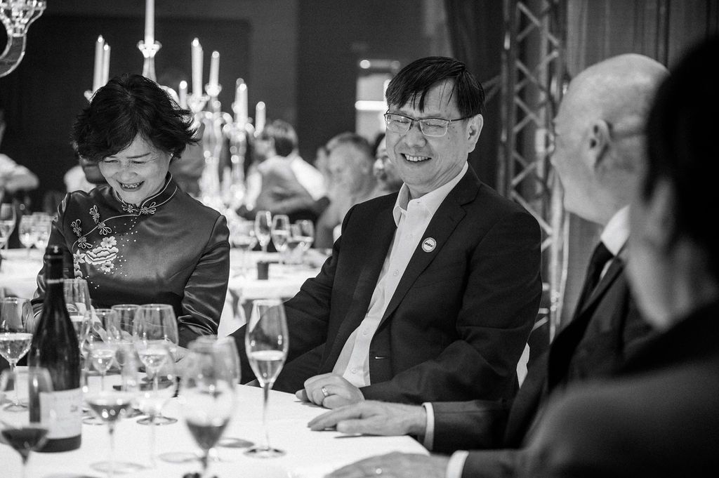 Dirigeant d’entreprise en discussion lors d’un dîner corporate organisé au château de Chambord.