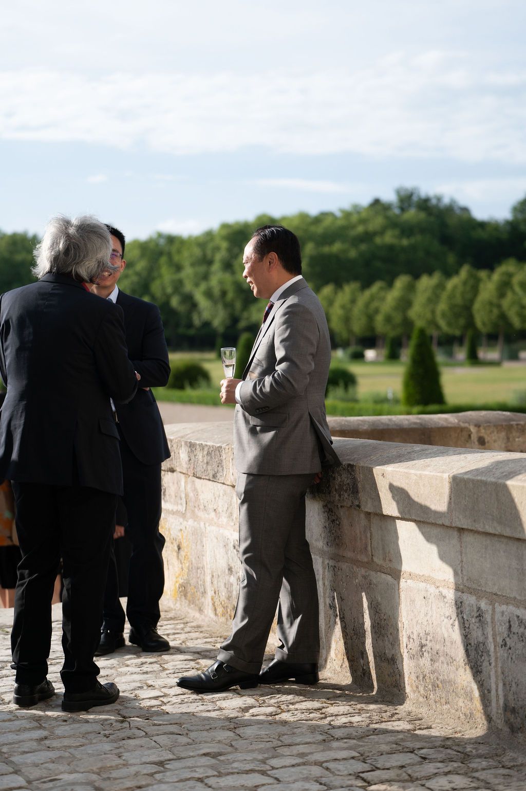Echange sérieux entre dirigeants devant la balustrade, vue sur le canal du Loir‑et‑Cher.
