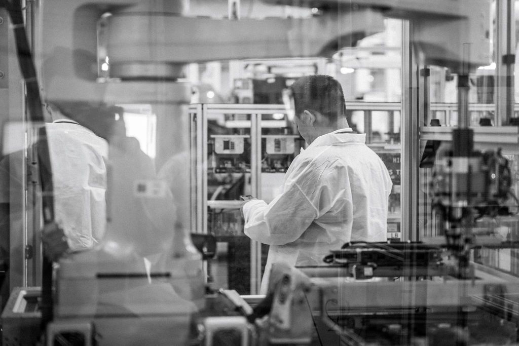 Communication RH : responsable parcourant atelier automatisé — montrer environnement high‑tech attractif, Loiret 45