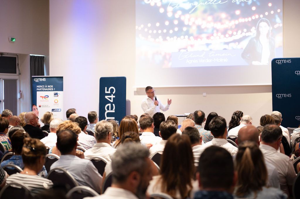 Salle de conférence comble à l’Hôtel Mercure Orléans, dirigeants attentifs à la présentation en plénière.