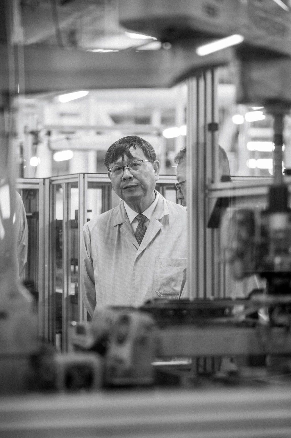 Reportage corporate : ingénieur examine un prototype de carte électronique — montre rigueur et savoir‑faire en Centre‑Val de Loire