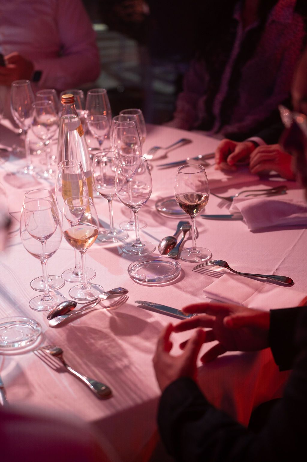 Service du champagne pendant un toast d’entreprise au château de Chambord.