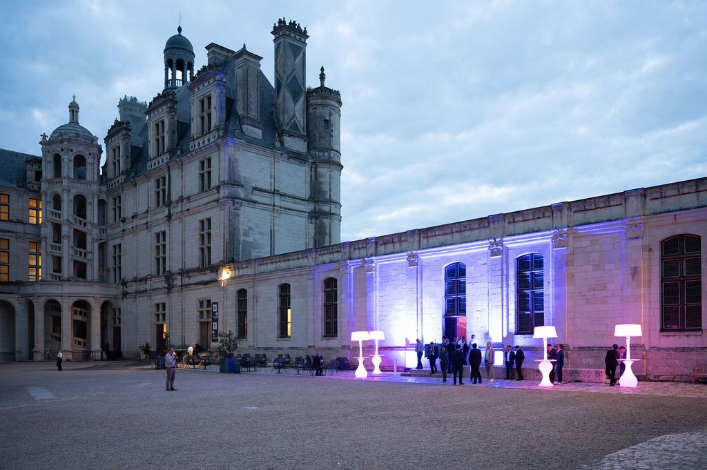 Vue d’ensemble d’une table de gala élégante lors d’un événement corporate à Chambord.