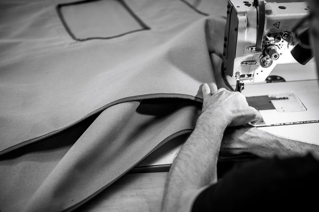 Geste d’artisan à la machine à coudre, savoir-faire français valorisé par Amandine Derimay en Centre-Val de Loire