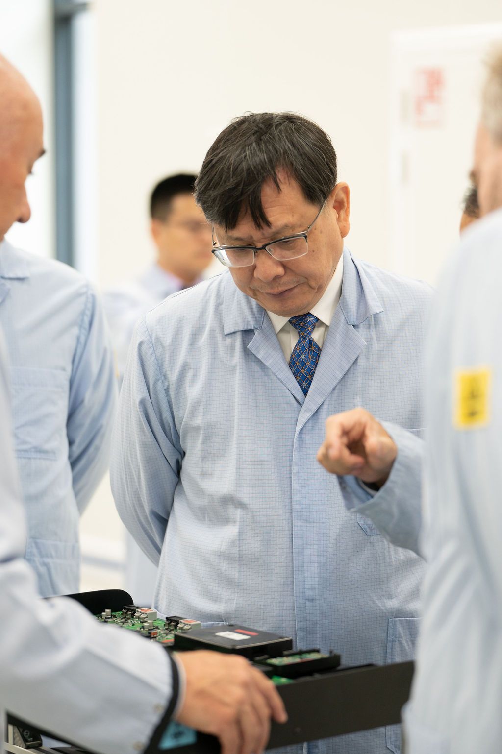 Opérateur vu à travers une cellule robotisée — illustre modernité et automatisation des processus industriels français