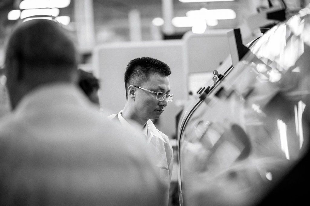 Visuel corporate : échange stratégique entre dirigeants internationaux au cœur de l’atelier — valorise leadership et transparence