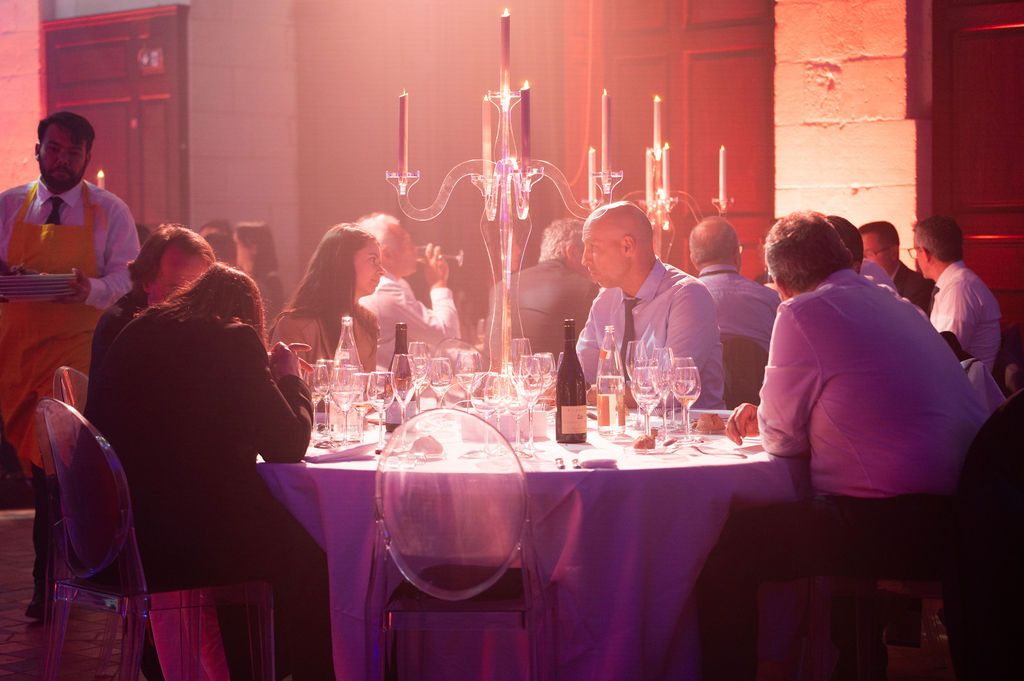 Grande tablée éclairée à la bougie pendant la soirée du gala dans la salle principale.