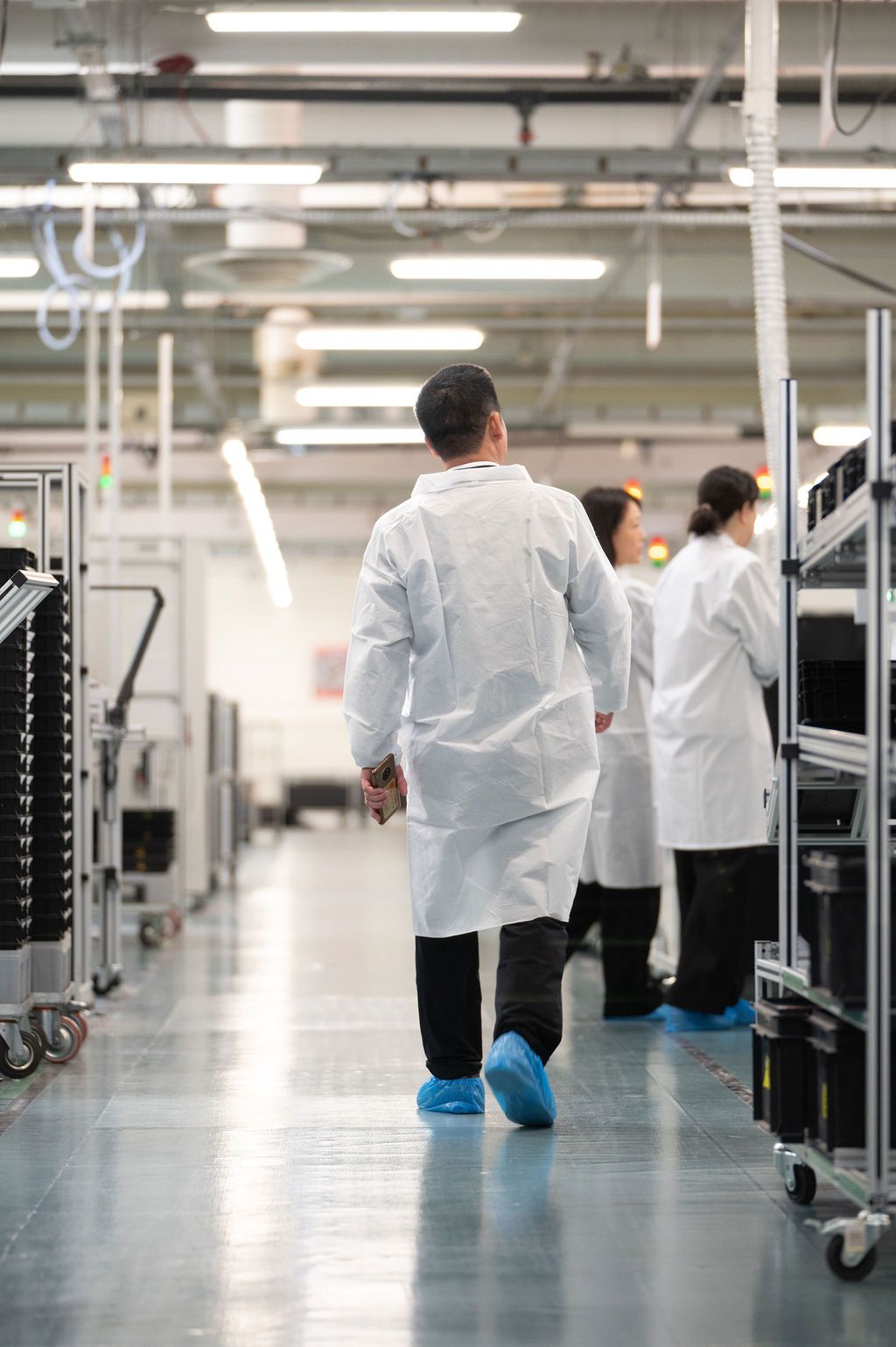 Responsables en surchaussures visitent la ligne SMT — met en avant sécurité et traçabilité en usine