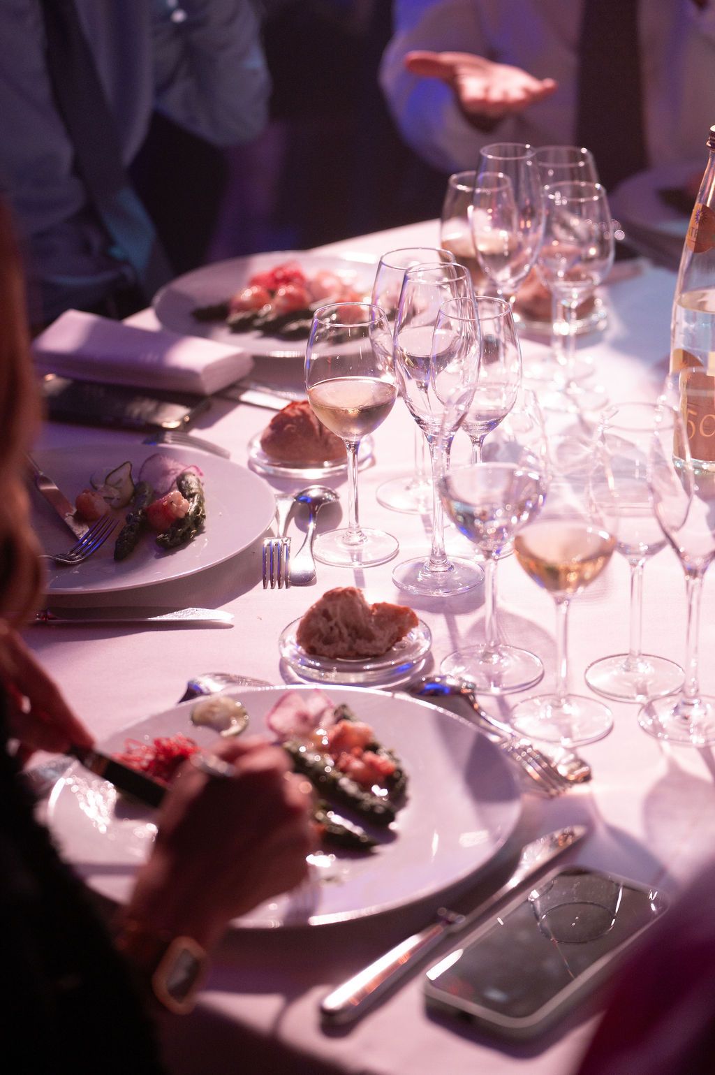Assiettes gastronomiques servies au gala d’affaires, accompagnées de verres de vin.