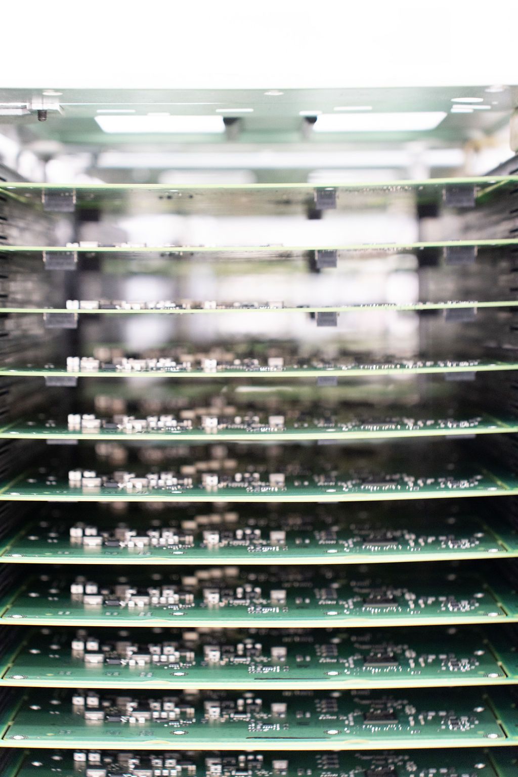 Gros plan sur l’empilement de cartes électroniques fraîchement assemblées — souligne capacité de production en série