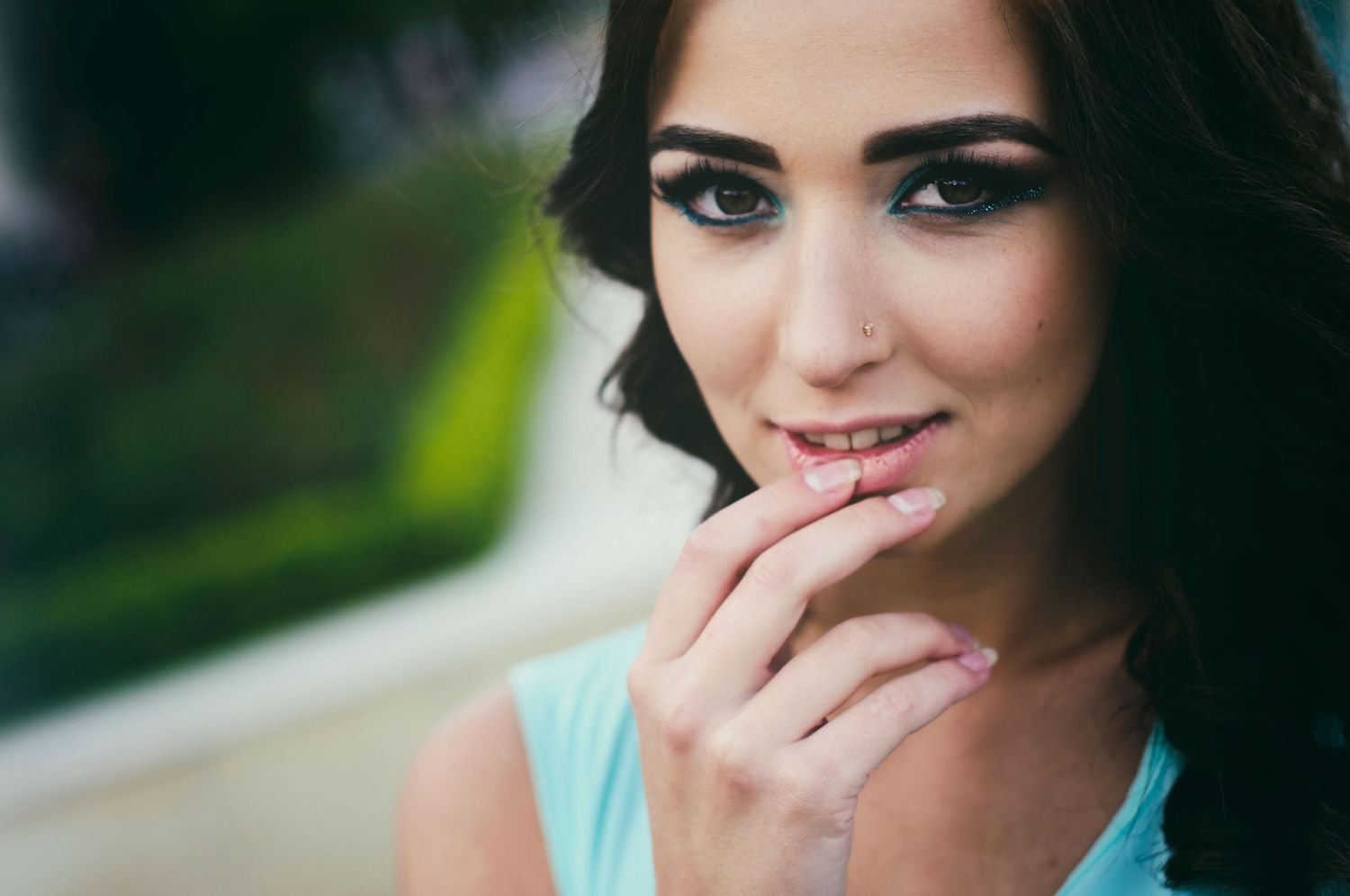 Portrett av smilende kvinne i naturlig lys. Profesjonell portrettfotograf i Trondheim, Stjørdal, Malvik og Trøndelag. Se portfolio nå!