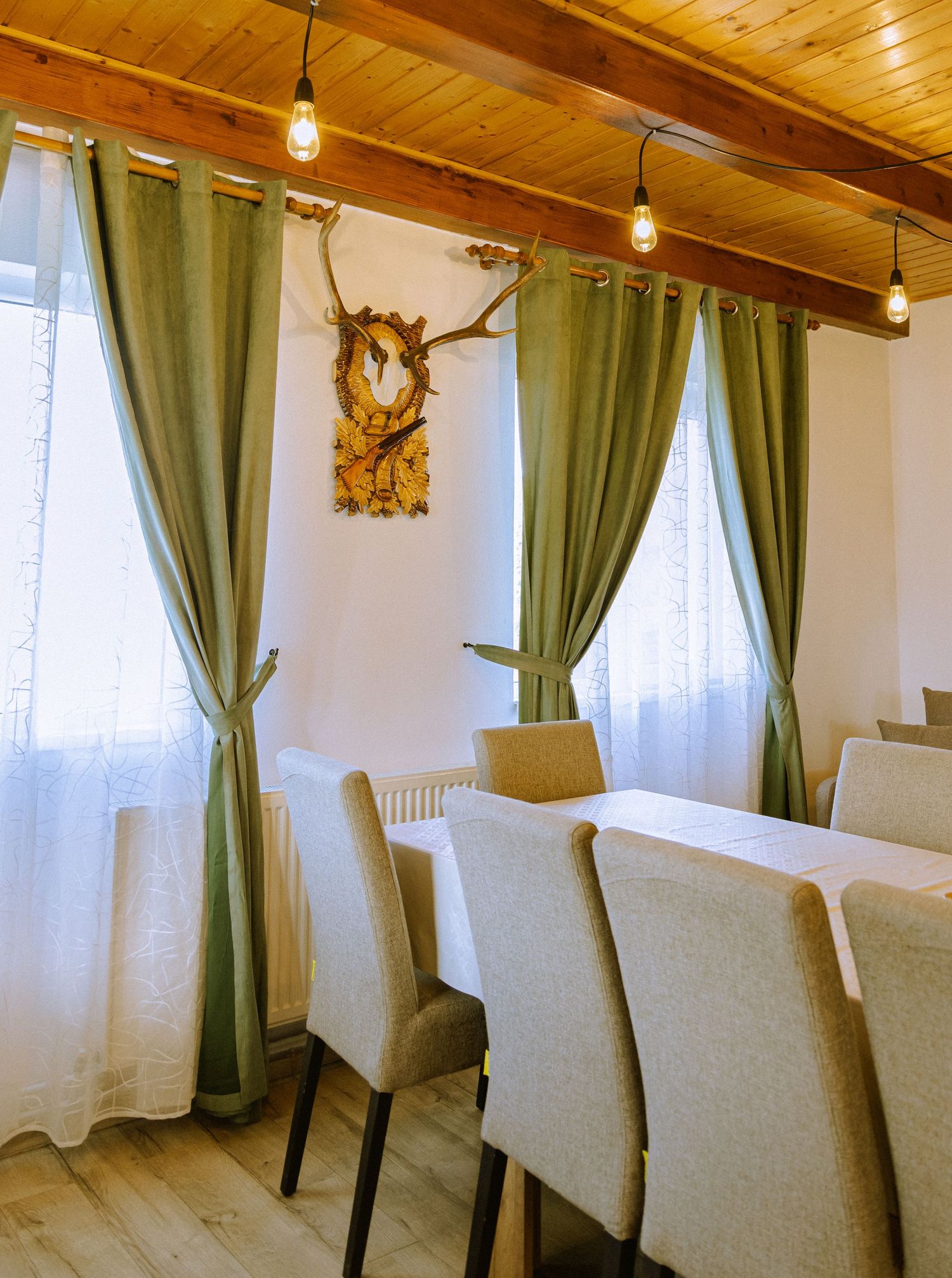 Commercial cinematic  photography of a  airbnb in Romanian mountains by Pozik Studio, Catalunya