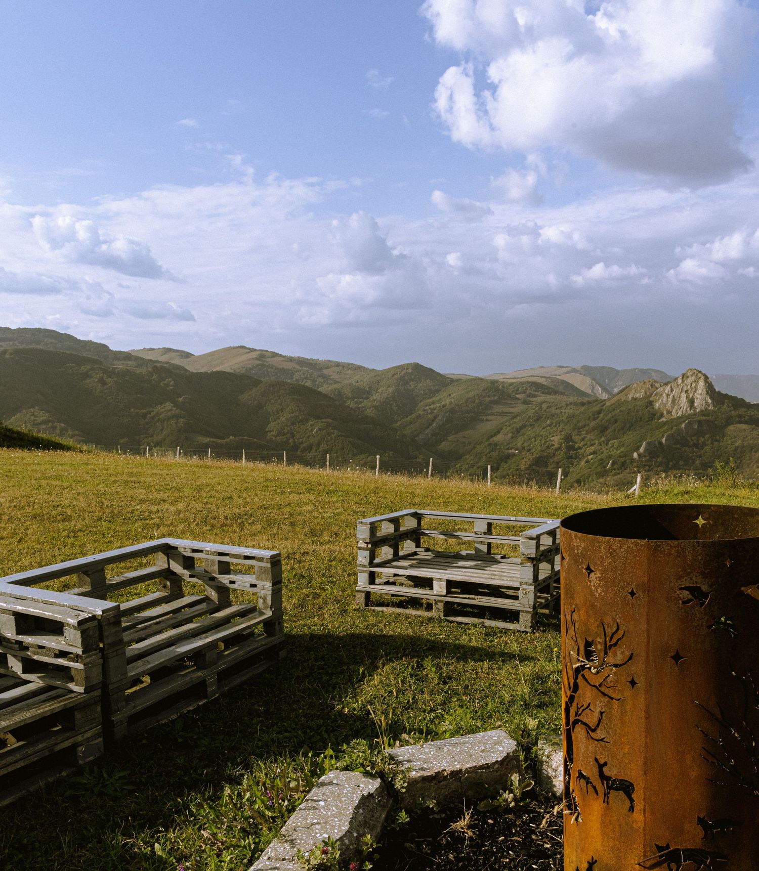 Commercial cinematic  photography of a  airbnb in Romanian mountains by Pozik Studio, Catalunya