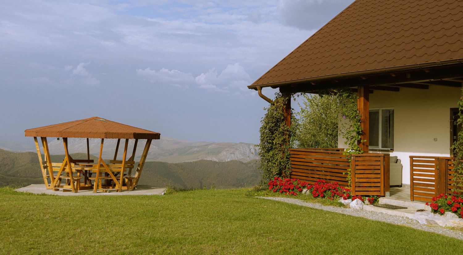 Commercial cinematic  photography of a  airbnb in Romanian mountains by Pozik Studio, Catalunya