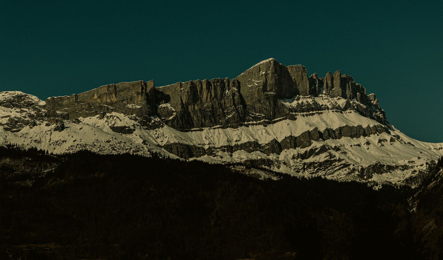 Pozik Studio photographer portfolio hero image, Móra la Nova, Tarragona. Cinematic image of a mountain in the alpes