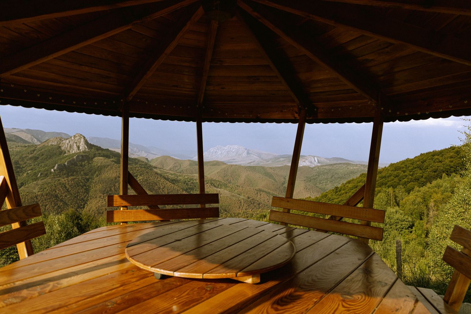 Commercial cinematic  photography of a  airbnb in Romanian mountains by Pozik Studio, Catalunya