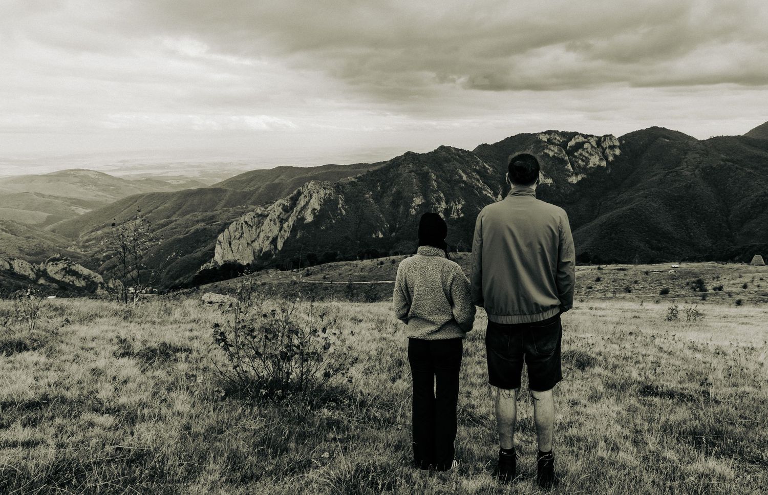 cinematic Couple portrait session, Pozik Studio, Tarragona shot in the Romanian mountains