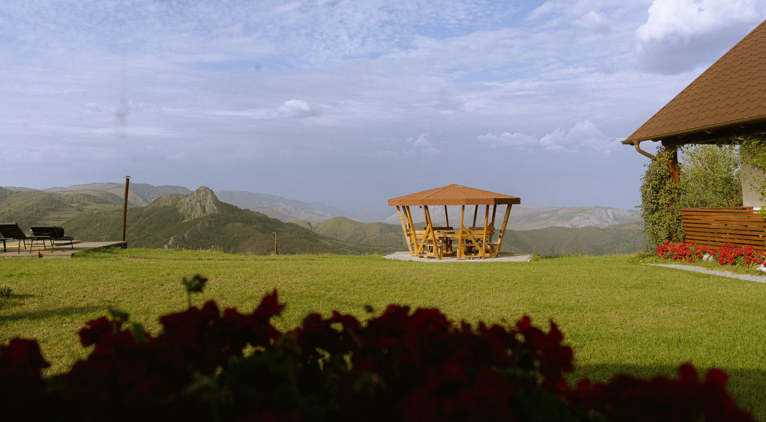 Commercial cinematic  photography of a  airbnb in Romanian mountains by Pozik Studio, Catalunya