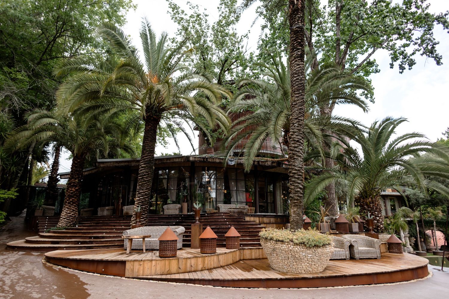Scenic outdoor wedding venue with palm trees and natural landscaping.
